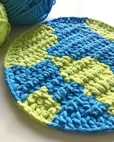 Crochet Planet Earth Pillow Crochet Snowglobe, Crochet Earth, Chunky Bunny, C2c Blanket, Mouse Crochet, Crochet Christmas Wreath, Super Scarf, Wave To Earth, Heart Table