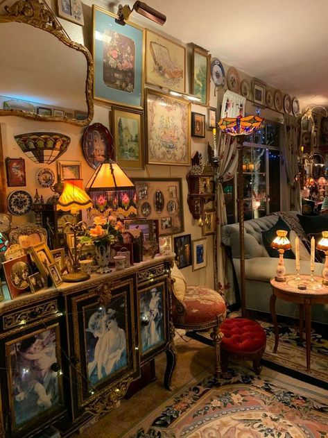 Maximalist Dream Home, Maximumist Decor, 80s Maximalism Interior, Cluttercore Apartment, Vintage Furtinure, Maximalist House Decor, Maximalist Apartment Decor, Retro Maximalism, Clutter Core Aesthetic