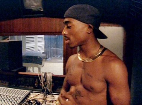 Legend Chica Hip Hop, Uk Icon, Tupac Photos, 90s Rappers Aesthetic, Robin Scherbatsky, Tupac Wallpaper, 90s Rappers, Tupac Pictures, Seth Macfarlane