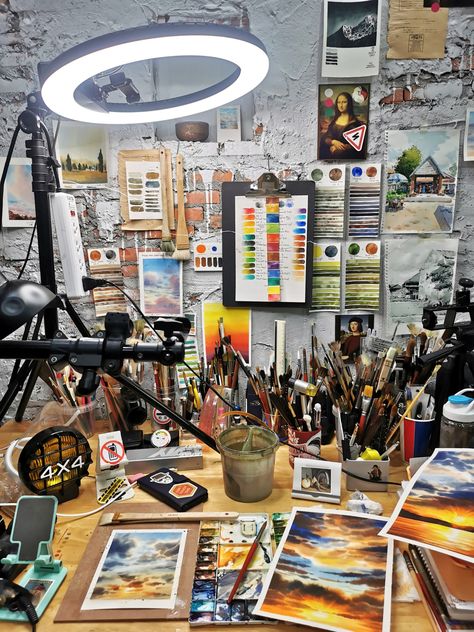 Artist Studio Workspaces, Painting Workspace, Art Desk Aesthetic, Western Gunslinger Art, Art Student Aesthetic, Dream Art Room, Watercolor Studio, Drawing Studio, Drawing Desk