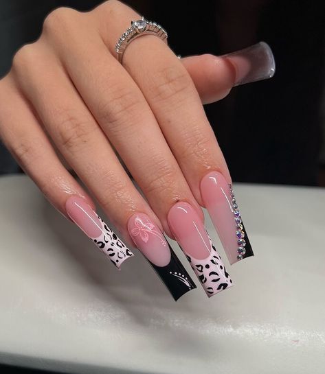 Valentines Nails French, Nail Inspo Hello Kitty, Duck Nails Short, French Tip Nails Pink, Azul Nails, Nails Sanrio, Nails Freestyle, Nails Airbrush, Nails Charm