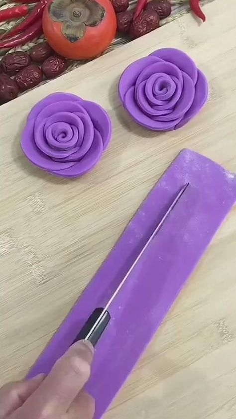 Pruébenlo es muy fácil de hacer y queda para chuparse los dedos Síguenos para más recetas de postres 👉 @academia.alta.reposteria 🧁 Para más recetas 🧁👇👇👇 Amazing content by: Créditos: tiktok TikTok foodmaker007 A⃰p⃰r⃰e⃰n⃰d⃰e⃰ R⃰e⃰p⃰o⃰s⃰t⃰e⃰r⃰í⃰a⃰ Fondant Flower Tutorial, Fondant Cake Designs, Fondant Rose, Buttercream Cake Decorating, Cake Decorating With Fondant, Cake Decorating Piping, Fondant Flowers, Cake Decorating Videos, Cake Decorating Designs