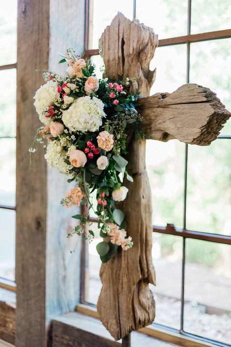 pink and white flowers on wooden cross, ceremony decoration, indoor wedding Easter Cross With Flowers, Grave Cross Wooden, Cross Floral Arrangements, Diy Cross Decor, Wooden Cross With Flowers, Cross Flower Arrangement, Cross Decorations, Cross Flowers, Cross With Flowers