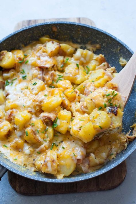 This cheesy potato egg scramble is a great way to use up leftover cooked potatoes and ham. It comes together quickly and can be served for breakfast or dinner. What's different about this recipe is that I seasoned the eggs with Old Bay seasoning - it goes perfectly with eggs and potatoes! Serve this cheesy goodness with a dollop of sour cream and chives. Potato Egg Scramble, Ham And Potato Recipes, Potato And Egg Breakfast, Eggs And Potatoes, Recipes Eggs, Potatoes And Ham, Eggs Potatoes, Cooked Potatoes, Eggs Dinner