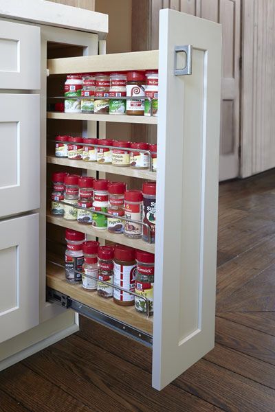 Spice Cabinet Organization, Pull Out Spice Rack, Cabinet Spice Rack, Kitchen Innovation, Storing Spices, Kitchen Spice Racks, Spice Cabinet, Kitchen Cabinet Pulls, Spice Storage