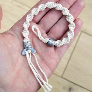 Spiral Wingnut Bracelet Macrame Jewellery, Paracord Ideas, Diy Friendship Bracelet, Macrame Bracelet Diy, Hemp Jewelry, Double Helix, Pulseras Diy, Store Jewelry, Jewelry Clasps