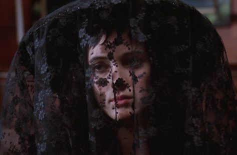 Winona Ryder Tim Burton, Beetlejuice Pfp Movie, Beetlejuice Pfp, Tim Burton Screencaps, Tim Burton Stills, Beetlejuice 1988, Beetlejuice Film Stills, Widgets Ideas, Lydia Beetlejuice