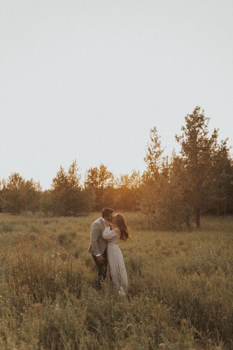 Grainy Wedding Photography, Open Field Engagement Pictures, Couples Field Photoshoot, Field Photoshoot Couples, Grainy Photography, Field Engagement Photoshoot, Dreamy Engagement Photos, Sunset Field, Country Engagement Pictures