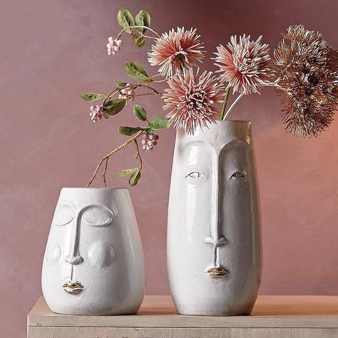 Are you interested in our white ceramic face vase? With our wedding gift you need look no further. Interesting Vases, Funky Ceramics, Funky Vases, Ceramic Vases Design, Ceramic Face, Face Vase, Sculptures Céramiques, Gold Lips, White Ceramic Vases