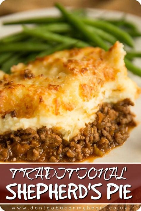 A Shepherd's Pie made the traditional British way (with lamb). A rich meat layer topped with creamy mash, this is sure to be a new family favourite! #shepherdspie #pie #britishfood #comfortfood #dinner | www.dontgobaconmyheart.co.uk 1800 Recipes, Shepherd Pies, British Dinner, Traditional Shepherds Pie, Shepherd Pie, Cottage Pie Recipe, Irish Dishes, Big Food, Shepards Pie