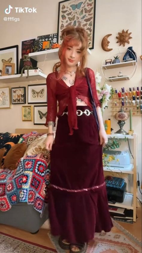 70s Witchy Fashion, Autumn Witch Aesthetic Fashion, Whimsigothic Fashion 90s, Whimsigothic Summer Outfits, 70s Witch Aesthetic Fashion, Fairy Aesthetic Fashion, 70s Witch Fashion, Witch Autumn Outfit, Cottage Core Goth Outfits