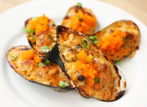 Dynamite Mussels Recipe, Dynamite Mussels, Stuffed Mussels, Japanese Mayonnaise, Chili Aioli, Baked Mussels, Green Mussels, Recipe Japanese, Japanese Diet