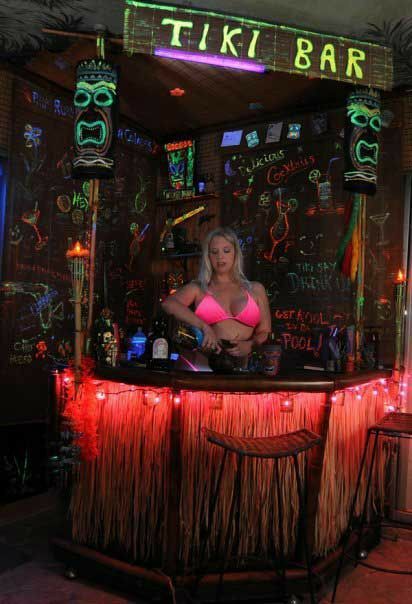 Outdoor Tiki Bar, Tiki Signs, Retro Lifestyle, Neon Paint, Tiki Statues, Tiki Bars, Tiki Bar Decor, Tiki Decor, Tiki Totem