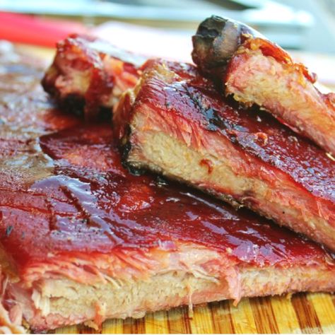 This method for 3 2 1 ribs is based on smoking ribs at a certain temperature for 3 hours, wrapping with liquid for 2 hours, and saucing for the final 1 hour 3 2 1 Ribs, Fall Off The Bone Ribs, Smoked Beef Short Ribs, Smoked Beef Ribs, Hey Grill Hey, Smoked Pork Chops, Smoked Recipes, Smoked Pork Ribs, Smoked Beef Brisket