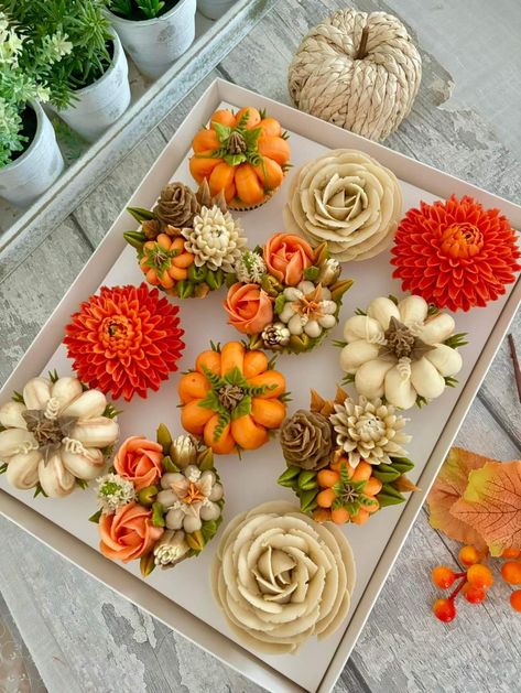 Fall Buttercream Cupcakes, Fall Flower Cupcakes, Fall Cupcakes Decoration, Halloween Cupcake Cake, Thanksgiving Cake, Fab Cakes, Thanksgiving Cupcakes, I Love Autumn, Thanksgiving Floral