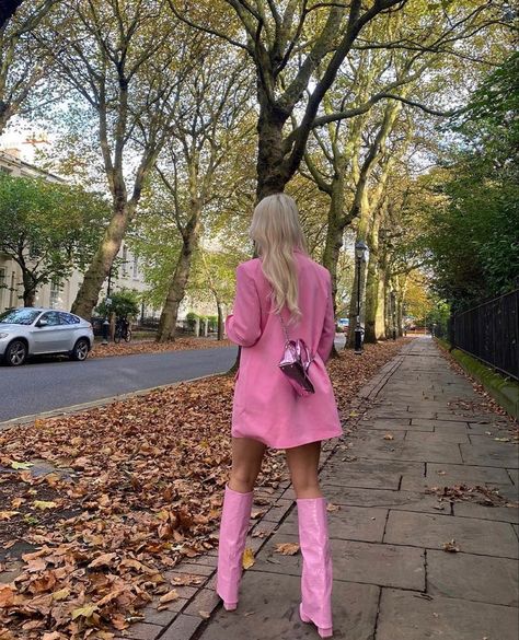 film || legally blonde Legally Blonde Outfits, New Clothing Trends, Pink Autumn, Queen Outfits, Colourful Style, Autumn Girl, Dopamine Dressing, Fall Chic, Europe Outfits