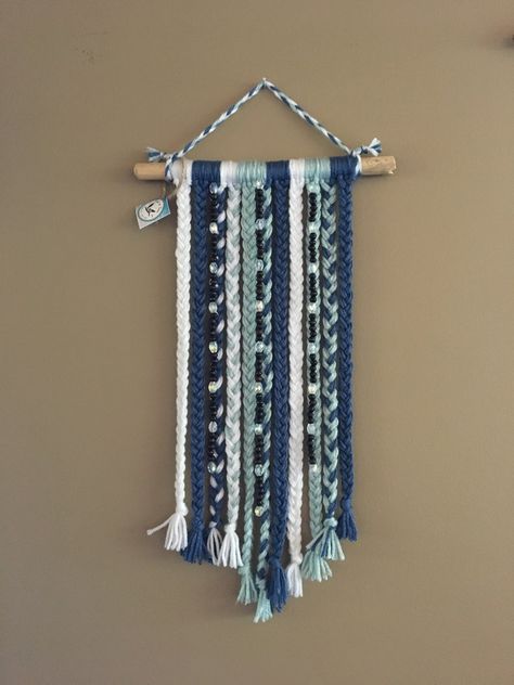 Wollen Thread Crafts, Macrame Wall Hanging Easy, Macrame Beginner, Macrame Wall Hanging Ideas, Home Decor Macrame, Wall Hanging Ideas, Yarn Wall Art, Hanging Ideas, Yarn Wall