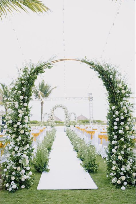 Outdoor Wedding Entrance, Wedding Walkway, Wedding Gate, Wedding Decorations Ideas, Gate Entrance, Reception Stage Decor, Church Wedding Flowers, Gate Decoration, Wedding Hall Decorations