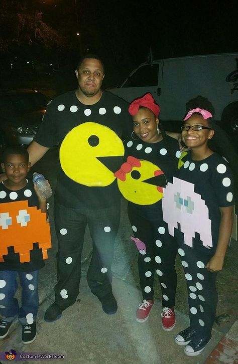 Pac-Man Family Costume - Halloween Costume Contest via @costume_works                                                                                                                                                                                 More Sully And Boo Costume, Pac Man Costume, Ski Costume, Cosmo Und Wanda, Cosmo And Wanda Costume, 3 People Costumes, Costume Family, Halloween Costumes Diy Couples, Halloween Costumes To Make