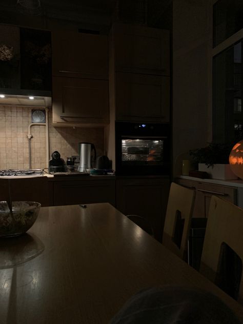 Living Room At Night Aesthetic, Kitchen At Night, Dark Boy Aesthetic, Living Room Night, Eggs And Soldiers, European Living Room, Kitchen Plants, Retro Room, Dark Kitchen