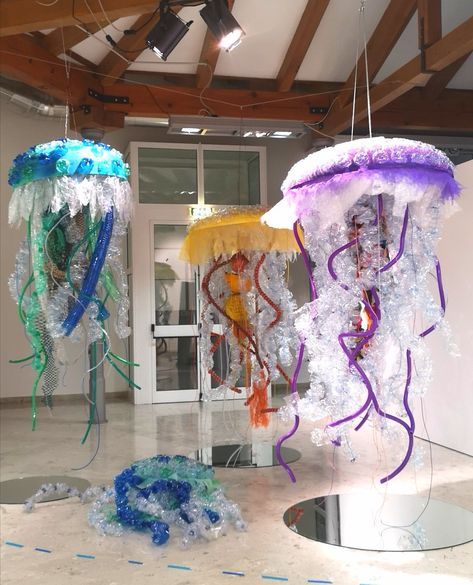 The Alien Jellyfish - Elisabetta Milan - Artwork: Sculpture & Installation Environmental Art Projects, Artwork Sculpture, Waste Art, Ocean Projects, Recycled Art Projects, Jellyfish Art, Sea Life Art, Sculpture Art Clay, Trash Art