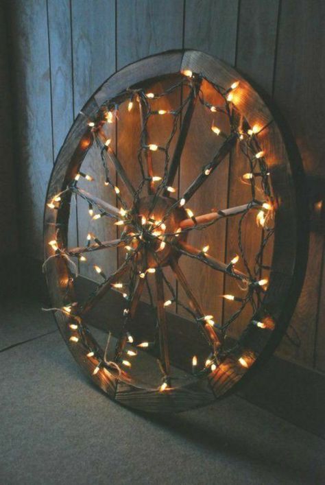 Wagon Wedding, Rustic Country Wedding Ideas, Country Wedding Ideas, Lights Decorations, Christmas Wedding Decorations, Wheel Decor, Wheel Chandelier, Vintage Bulbs, Diy Patio Furniture Cheap