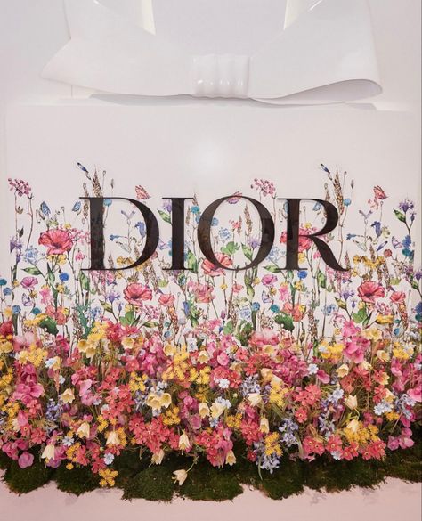 #dior #diorbag #flowers #diorflowers #diorshowcase #diorexhibit Dior Decorations Decor, Dior Backdrop, Dior Bedroom, Dior Vibes, Dior Flowers, Dior Wedding, Dior Event, Luxury Graphic Design, Dior Wallpaper