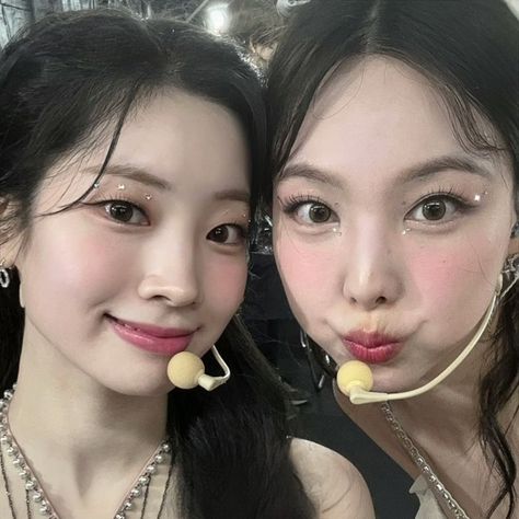 dahyun and nayeon twice selca icons Iq Nayeon Y Dahyun, Nayeon And Dahyun, Nayeon Dahyun, Pop Queen, Icons Iq, Charli D'amelio Rare, Nayeon Twice, Im Nayeon, Iphone Wallpaper Vintage