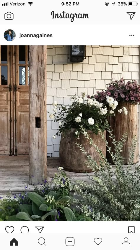 Front Porch Ideas Curb Appeal, Farmhouse Garden, Front Porch Decorating, Country Farmhouse Decor, Joanna Gaines, Garden Cottage, French Country Decorating, Porch Patio, Home Exterior