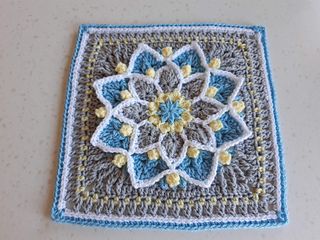 Mandala Granny Square, Galaxy Mandala, Goose Craft, Mandala Square, Crocheted Squares, African Flowers, Crochet Square Patterns, Granny Squares Pattern, Square Patterns