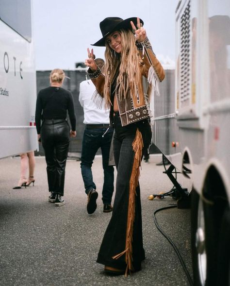 Western Performance Outfit, Hippie Country Concert Outfit, Laney Wilson Hats, Lainey Wilson Aesthetic, Western Alternative Outfits, Lainey Wilson Hair, Laney Wilson Outfits, Adina Core, Country Rock Outfit