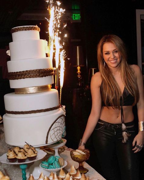 Never forget: Miley Cyrus celebrating her 18th birthday in 2010 🥳🥳🥳🥳🥳 Miley Cyrus Birthday, Hannah Montana Birthday, Miley Cyrus Fan, Smiley Miley, Emily Osment, Birthday Hair, Amazing Music, 18th Birthday Party, Hannah Montana