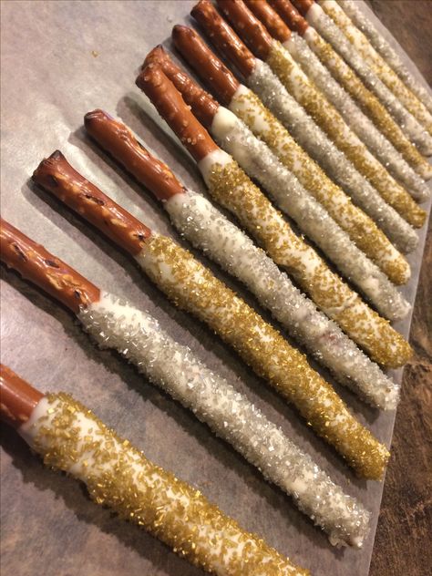 New Year Sparklers🎉 Melted almond bark over pretzel rods with festive sprinkles New Years Chocolate Covered Pretzels, New Years Eve Rice Krispie Treats, January Decor, New Years Appetizers, New Year's Desserts, Creamy Pudding, Christmas Baking Recipes, Covered Pretzels, Chocolate Covered Treats