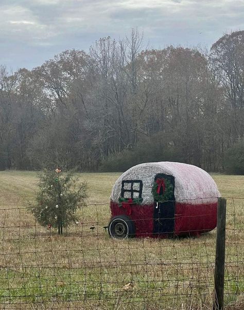 Hay Bale Christmas Ideas, Christmas Hay Bale Decor, Hay Bale Christmas, Christmas Hay Bale, Hay Bale Decor, Hay Bale Decorations, Lampoons Christmas, Christmas Farm, Country Christmas Decorations