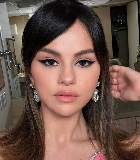 '60s-Inspired Cat-Eye Makeup Tips That Are So Easy to Copy | Who What Wear 60s Inspired Makeup, Selena Selena, Selena Gomez Makeup, How To Wear Makeup, Alex Russo, Makeup Tip, Fotos Ideas, Classic Makeup, Linda Hallberg