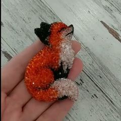 Magic Brooch (@magicbrooch) • Instagram photos and videos Seed Bead Jewelery, Winter Orange, Sequin Crafts, Beaded Brooches, Brooch Diy, Bead Embroidery Patterns, Bead Embroidery Jewelry, Embroidery Jewelry, Beaded Animals