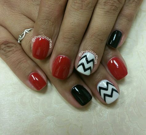 Black white and red nails. Chevron nails. #PreciousPhanNails White With Black Stripes Nails, Red Black White Nails Designs, Black White And Red Nails Ideas, Red And Black Football Nails, Ga Bulldog Nails, Red White And Black Nails Design, Black White Red Nails, Black Red And White Nails, Black White And Red Nails