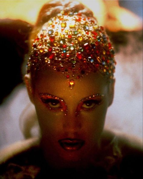 Elizabeth Berkley Showgirls, Showgirls 1995, The Neon Demon, Elizabeth Berkley, Emo Fits, Performance Hairstyles, Movie Makeup, Glam Makeup Look, Doll Makeup