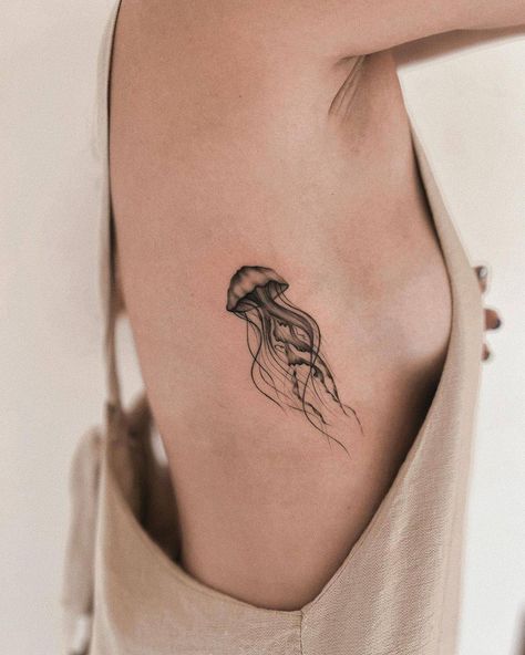 Aesthetic Jellyfish Tattoo, Jelly Fish Tattoo Ideas, Jellyfish Tattoo Forearm, Jellyfish Rib Tattoo, Cute Tattoos For Women Simple, Fish Tattoo Aesthetic, Jelly Fish Tattoos For Women, Medusa Minimalist Tattoo, Jellyfish Tattoo Back