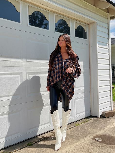 Striped Flannel Outfits, Flannel And Skirt Outfit, Flannel And Leggings Outfit, Women Flannel Outfit, Leggings And Flannel Outfit, Weekday Outfits, Salon Outfits, Oversized Flannel Outfits, Flannel And Leggings