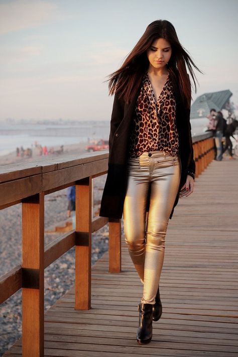 20 Street Chic   Street Style Fashion Leopard Clothes, Metallic Clothing, Smart Outfits, Nice Pants, Gold Leggings, Trendy Pants, Metallic Pants, Leopard Print Shirt, Animal Print Fashion