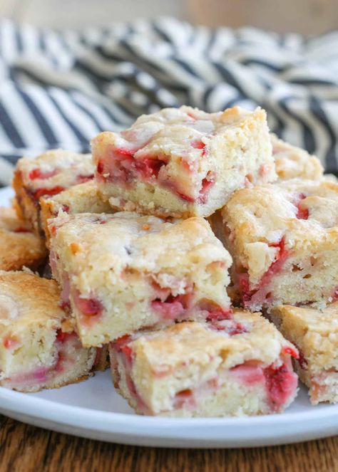 Strawberry Rhubarb Cake Strawberry Rhubarb Cake, Strawberry Rhubarb Recipes, Strawberry Bread Recipes, Cranberry Christmas Cake, Rhubarb Bread, Rhubarb Coffee Cakes, Strawberry Rhubarb Crumble, Cherry Bread, Easy Bar Recipes