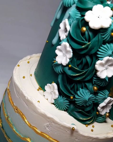 Torta 15 años en tonos turquesas/verdes. DESLIZA PARA VER MAS DETALLES! ⏩⏩⏩ La idea fue sacada de 2 tortas distintas y logramos materializar la idea del cliente, haciendo una sola torta que fuera única.