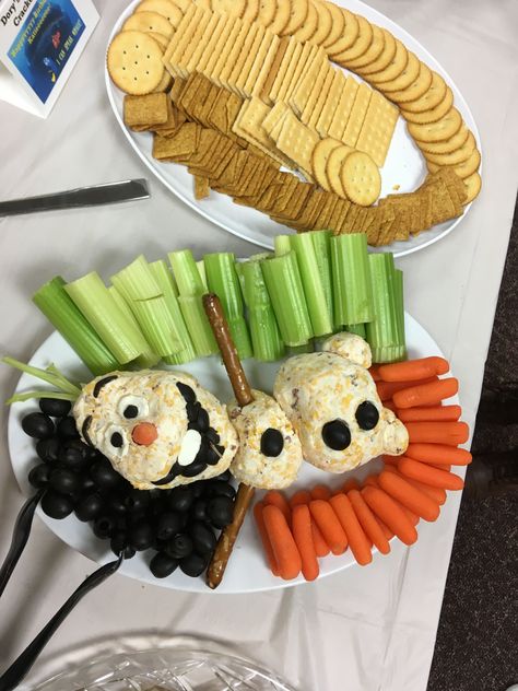 MY Olaf cheese ball for Disney Frozen themed party. Olaf Themed Party, Olaf Party Ideas, Olaf Cheese Ball, Food For Frozen Birthday Party, Elsa Snacks Frozen Party Food, Disney Frozen Food Ideas, Frozen Bday Party Food, Olaf Themed Birthday Party, Frozen Party Appetizers