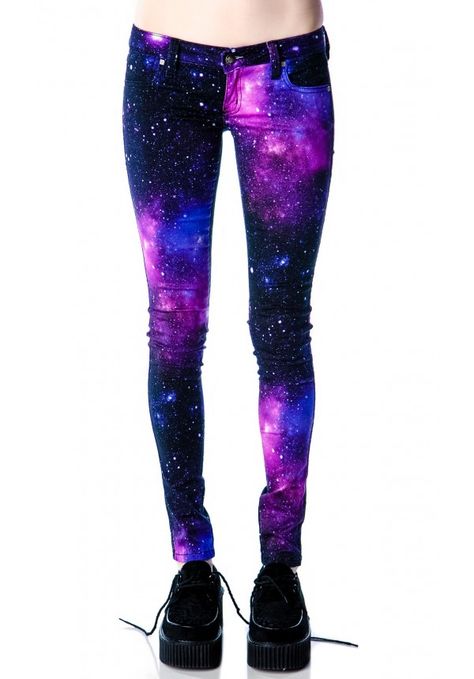 Love the fact that they r galaxy and jeans. Rather than leggings. I would feel more comfortable.. Even though I already have galaxy leggings Galaxy Pants, Galaxy Print Leggings, Galaxy Outfit, White Jeggings, Galaxy Leggings, Galaxy Fashion, My Bff, Galaxy Print, Cooler Look