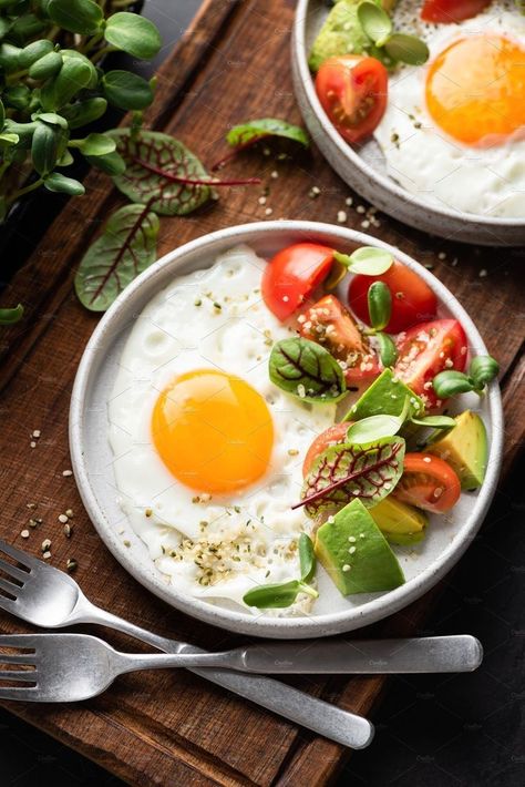 Healthy Cooked Breakfast, Egg With Tomato, Fried Egg Breakfast, Tomato Avocado Salad, Classic Egg Salad, Breakfast Photography, Tomato Avocado, Avocado Tomato Salad, Salad Healthy