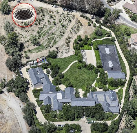 Kim Kardashian House Exterior, Kim Kardashian Garden, Kim Kardashian House Layout, Kim Kardashian House Outside, Kardashian House, Kim Kardashian House, Nail Art Flower, Kim K House, English Mansion