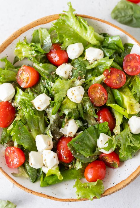 TOMATO BASIL & MOZZARELLA SALAD Picnic Salad Recipes, Tomato Basil Salad, Tomato Mozzarella Salad, Tomato Mozzarella Basil, Basil Mozzarella, Basil Salad, Caprese Recipes, Caprese Salad Recipe, Side Salad Recipes