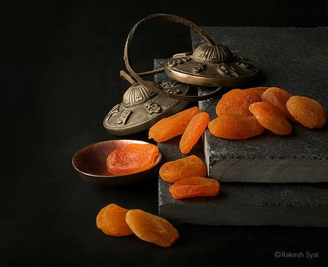 DRY APRICOTS.. Dry Fruits Benefits, Fruits Benefits, Fruits Aesthetic, Herb Medicine, Iran Food, Wooden Dummy, Vegetables Photography, Styling Photography, Chinese Herbs