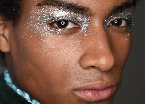 Xander Zhou's London Men's Fashion Week show Queer Make Up, Glitter No Rosto, David Bowie Makeup, Boots Rainbow, Euphoria Men, Mens Fashion Quotes, Disco Makeup, London Mens Fashion, Euphoria Party